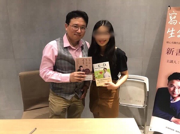 朱姓女生(左)是長庚醫院醫師江坤俊的粉絲,受到江坤俊醫師影響,決心擔任護士。照片/翻攝自江坤俊臉書