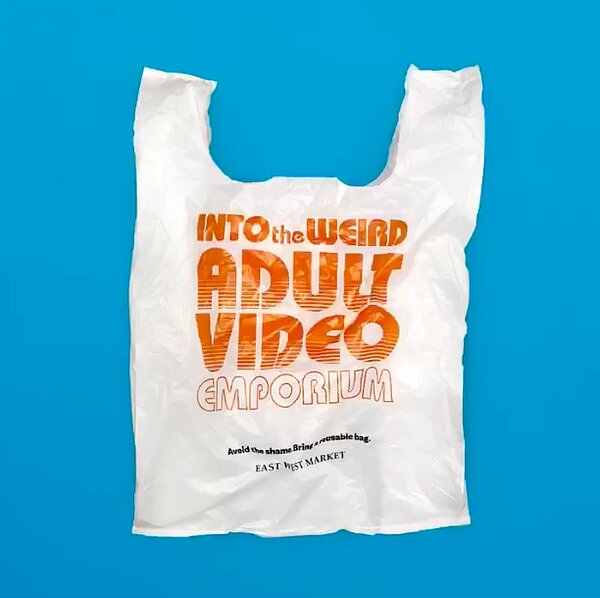 East West超市推出可恥塑膠袋，目的為降低顧客使用一次性塑膠袋。取自East West超市（@eastwestmarket4169）臉書