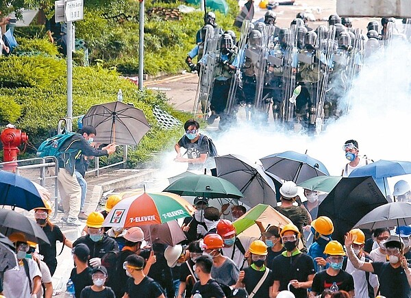 香港警方昨天向在立法會外示威抗議的民眾，丟擲催淚彈驅離民眾。 特派記者王騰毅╱攝影