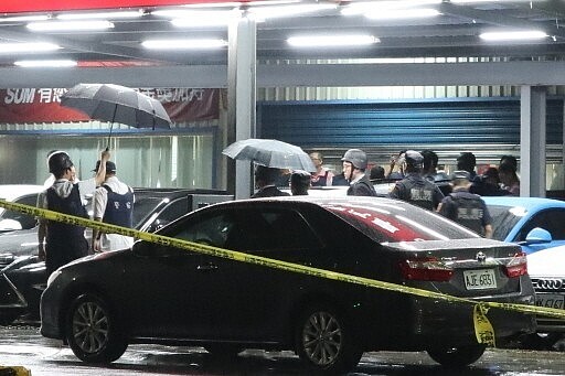 昨晚桃園市議會鄰近的中古車行,發生持槍挾持案件,警方也動員多名警力、維安小組到場支援。記者許政榆/攝影