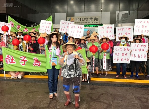 上百位社子島居民,13日上午來到台北市政府前請願。李彥穎攝