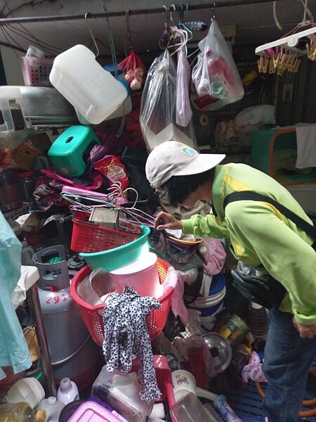 衛生人員在本土登革熱疫情警戒範圍,進行地毯式強制孳生源檢查及緊急防治噴。圖/高雄市衛生局提供