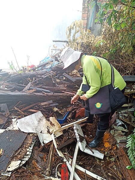 衛生人員在本土登革熱疫情警戒範圍,進行地毯式強制孳生源檢查及緊急防治噴。圖/高雄市衛生局提供