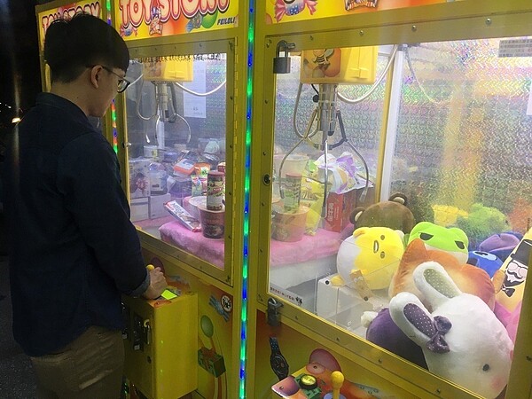 夾娃娃機台林立,桃園市共有938家,將近半數設在校園周邊。 圖/聯合報系資料照片