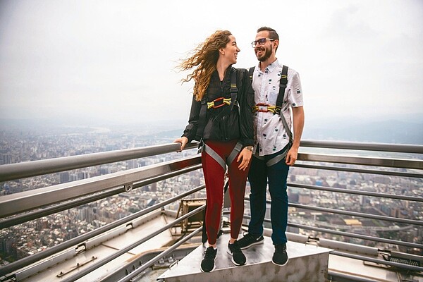 登上101頂樓,在雲霧繚繞下,抵達海拔460公尺的戶外觀景平台「SKYLINE 460」。( 圖/台北101提供)