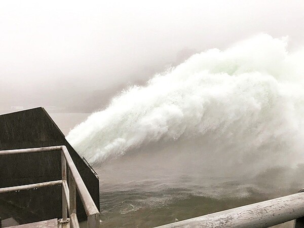 石門水庫上游降豪雨，水庫水位幾近滿水位，北水局開啟排洪隧道調節性放水。 （圖／經濟部北水局提供）