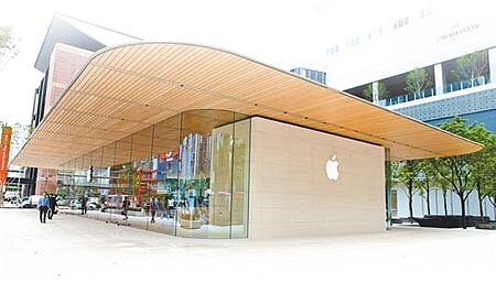 蘋果在台第2間直營店Apple信義A13位於Neo19對面,仿美國加州Cupertino蘋果總部設計,碳纖維材質屋頂結構,成為信義區新地標。(粘耿豪攝)
