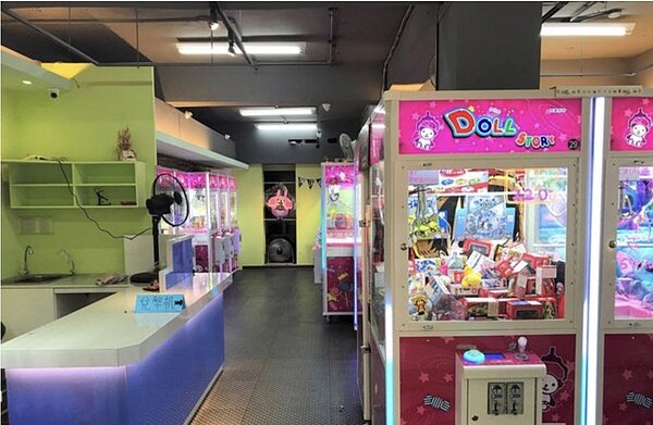 近來夾娃娃機盛行，卻也引發不少爭議，包括活體取物、地近校園、盜版品林立、情趣用品未分級等亂象叢生。圖／聯合新聞網資料照片