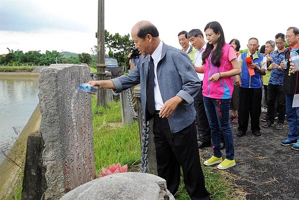 嘉南農田水利會13日上午在虎頭埤水庫第一碼頭旁舉辦「圳頭祭」,由水利會會長楊明風(左)親自主祭。(劉秀芬翻攝)