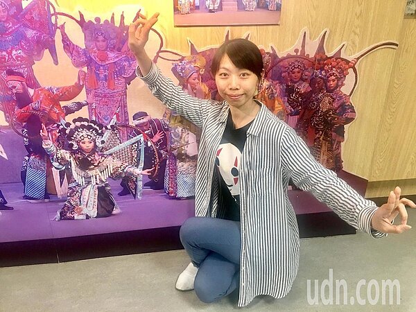 「大稻埕青年歌仔戲團」團員白雙雙正職是高中國文老師，演歌仔戲則變成她的副業。記者魏莨伊／攝影