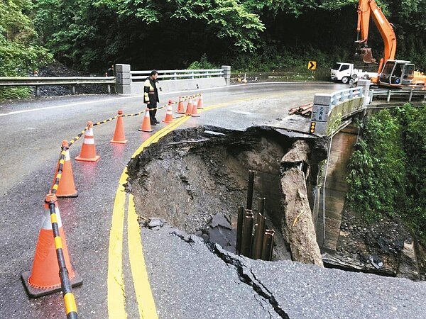 台14線埔霧公路忠勇橋坍方嚴重,工程人員緊急穩定路基。 圖/仁愛警分局提供