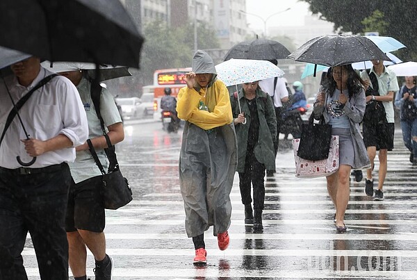中央氣象局表示，今天受鋒面通過影響，清晨前西半部已出現普遍性的大雨。聯合新聞網資料照片