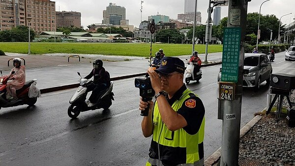 北市交通警察大隊選定17處易超速路段,昨起透過移動式測速相機、測速槍加強執法。 記者翁浩然/攝影