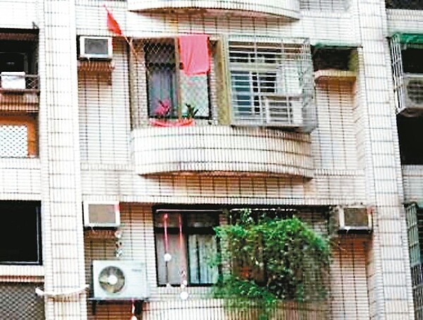 新北市動保處提供小撇步，讓板橋區凱旋花園社區住戶懸掛反光CD片或鮮豔旗幟、布條，防止鴿子靠近住家陽台。 圖／新北市動保處提供