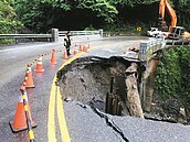 中部豪雨成災！南投忠勇橋天坑　國姓民宅屋角懸空　台中和平土石滑落