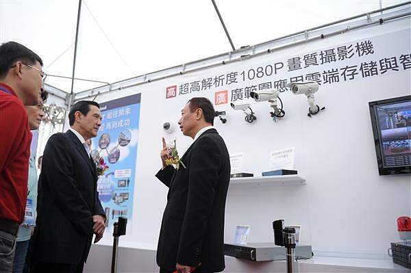 2011年馬前總統與郭台銘出席「鴻海科技集團高雄軟體園區育成研發大樓暨雲端資料中心動土典禮」。