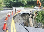 霧社路塌　梨山土石沖工寮