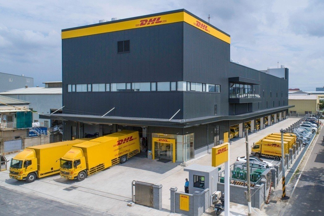 看好桃園發展潛力並因應其產業快速發展而日增之物流需求,全球國際快遞服務業者DHL桃園服務中心全新落成。全新服務中心總面積超過4,000平方公尺,總投資金額約新台幣8,000萬元,為目前DHL國際快遞在台灣最大的服務中心。(圖/DHL提供)