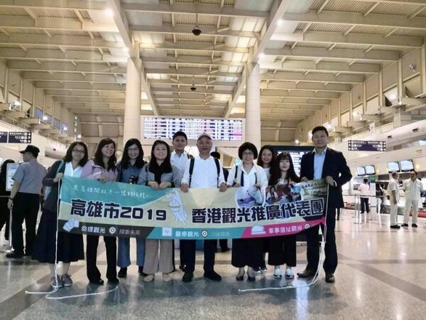 高雄市觀光局主秘高美蘭（右四）帶隊，近日去香港參加旅展。（取自潘恒旭臉書）