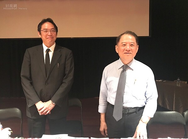 宏普建設14日舉行股東會,宏普建設董事長段津華(右)、宏普建設副總經理游武龍(左)合影。李彥穎攝