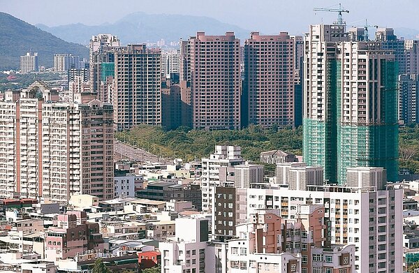 有網友好奇父母那年代生活較苦也賺得少,為何還能買得起房子車子,反觀現在年輕人不吃不喝還是買不起。 圖/聯合報系資料照片