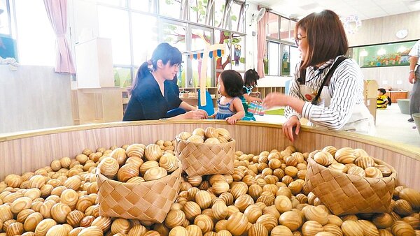 桃園平鎮親子館是全國首座以木作玩具為特色的親子館,親子遊戲區從日本引進松木球大球池。 記者張弘昌/攝影