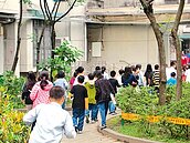 小校打通隔間　大校逐年減班