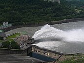 場面壯觀！石門水庫排砂隧道放水