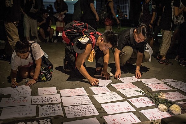 抗議者16日在香港立法會外寫信給香港政府，要求撤回逃犯條例修法草案。（歐新社）