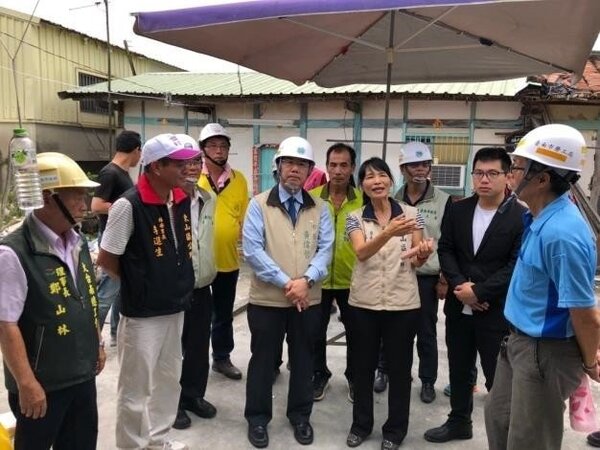 台南市黃偉哲（圖中）肯定勞工局結合工會志工，為弱勢受災戶修繕房屋。圖/勞工局提供