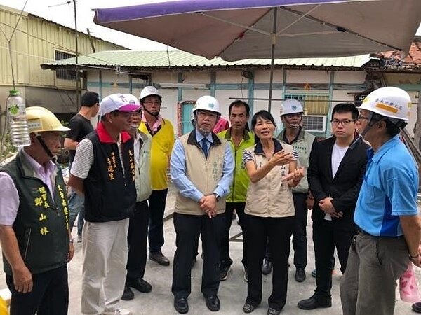 台南市黃偉哲(圖中)肯定勞工局結合工會志工,為弱勢受災戶修繕房屋。圖/勞工局提供