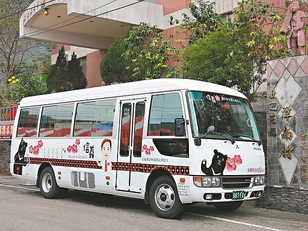 信義鄉獨有縣內兩線「民行公車」路線，鄉民可搭乘前往水里，轉搭火車及客運外出。 記者黑中亮／攝影