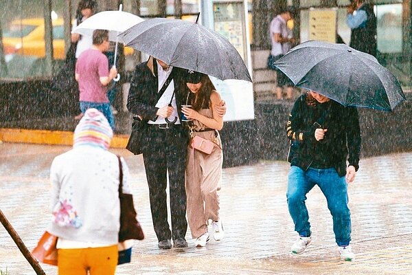 中央氣象局說，周三前天氣相對穩地、炎熱，周四起視鋒面是否南壓決定降雨區域。 （聯合報資料照片）