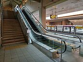 電扶梯靠右或靠左站　北捷未規定但請禮讓