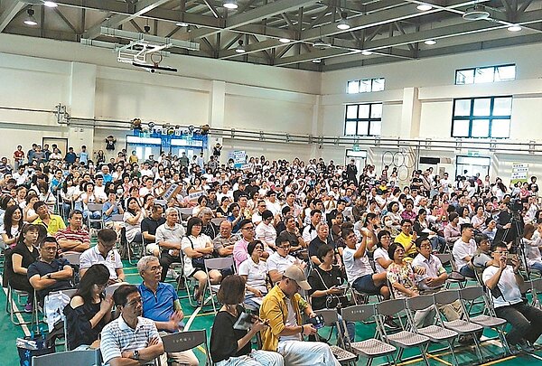 桃園中正公園興建地下停車場計畫昨舉辦說明會，附近社區居民聚集反對，喊「保護綠地、保持原貌」。 記者曾增勳／攝影