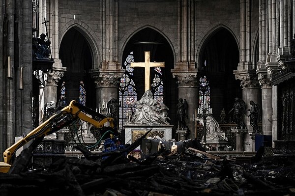 巴黎聖母院4月中因大火嚴重受損,當時法國各大富豪紛紛宣布慷慨解囊協助重建,總金額將近10億美元,但美聯社15日引述教會與業界人士說法,事發至今滿兩個月,這些富豪根本一毛錢都還沒捐。(美聯社)
