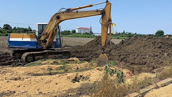 台南啓動第一例秋行軍蟲銷毀，在鹽水區舊營小段的青割玉米田，採用挖洞掩埋方式。（圖／聯合報）