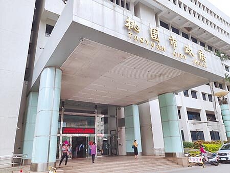 桃園市政府要求各機關刪減15%預算,原本學校也在內遭反彈,17日市府發出聲明,不砍教科文預算。(賴佑維攝)