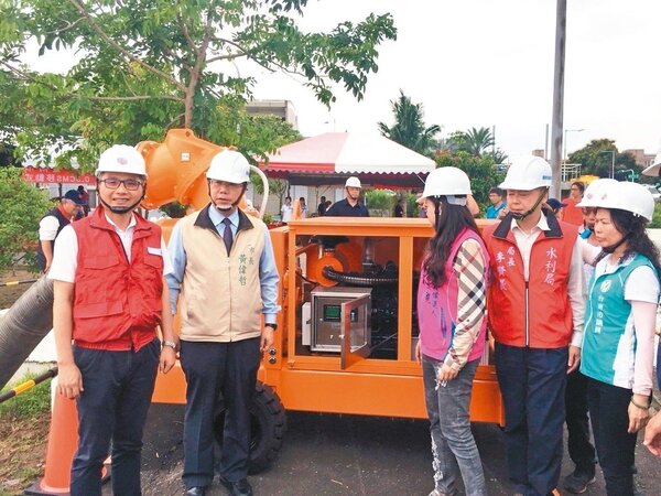 台南市新購72台移動式抽水機，市長黃偉哲（左二）察看機組運作性能。 圖／水利局提供