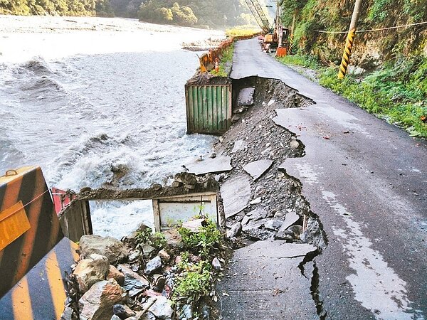 連日豪雨,中橫便道被大水沖毀。 圖/谷關工務段提供