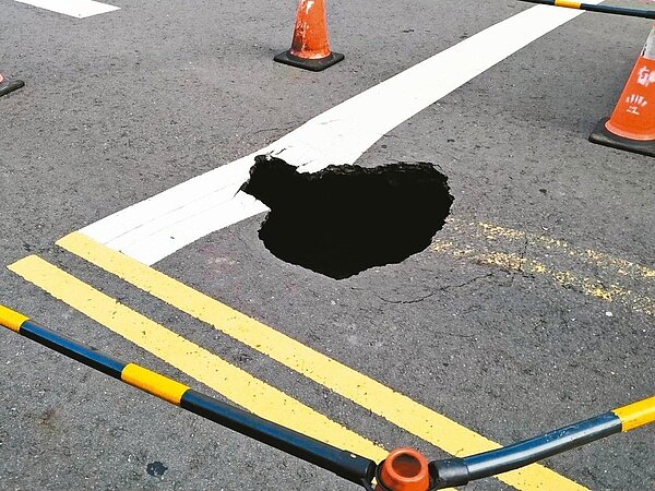 坑洞粗估超過1米深，高市府水利局出動TV檢視車深入查看。 記者邱奕能／攝影