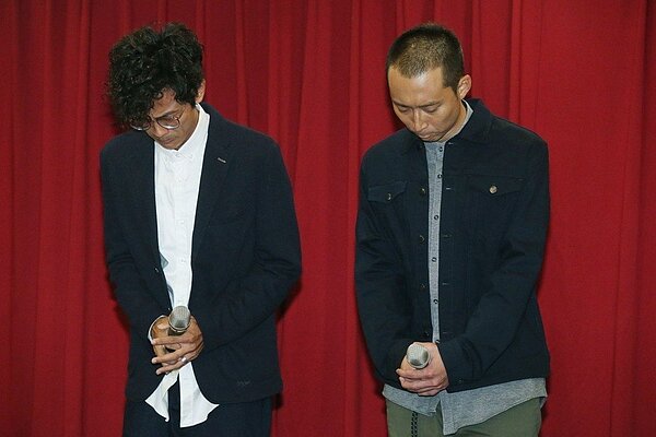 「浩角翔起」合體在公司時代創藝主導下合體,出面開記者會,阿翔(左)在浩子陪同下,一起向大眾及家人道歉。記者林俊良/攝影