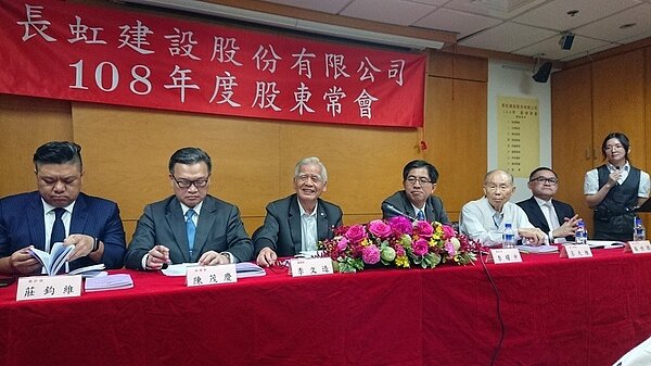 素有房市鐵嘴之稱的長虹建設董事長李文造(左三)表示，這一波房市買氣回籠，都聚焦在低單價、低總價產品，由於買氣穩定、銷況不錯，認為相關產品將會微幅上漲。陳美玲/攝影