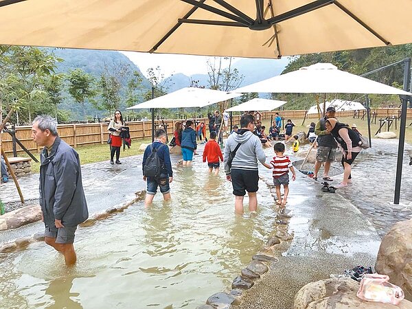 六龜寶來花賞公園原本僅有手足湯,高市觀光局正升級打造SPA泡湯池。 (柯宗緯翻攝)