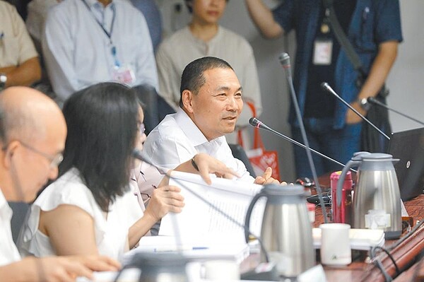 新北市長侯友宜昨天上午出席內政部都市計畫委員會審議「新莊泰山塭仔圳市地重劃」都市計畫案會議,列舉塭仔圳開發的3大必要性。(譚宇哲翻攝)