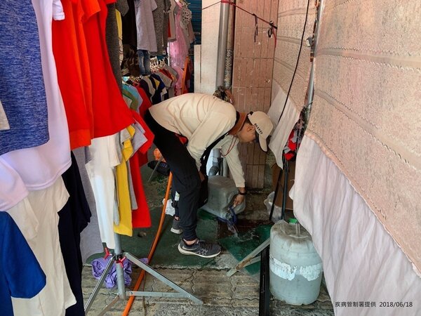 疾管署防疫人員前進高雄市三民區金獅湖市場查核病媒孳生源。圖／疾管署提供