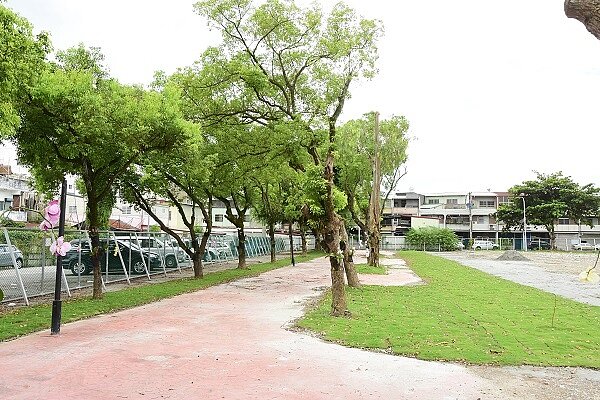 花蓮縣吉安鄉精華地段的舊空軍宿舍「仁愛新城」,閒置長達16年,軍方在去年10月底將軍舍全數拆除完畢,鄉公所看上占地2500多坪閒置空間,盼與軍方協調,暫供地方規畫作為共融式公園。(圖/吉安鄉公所提供)