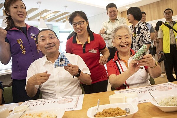 新北市第41家板橋憶樂公共托老中心今正式開幕，新北市長侯友宜說，目前新北老年人口有55萬人，不過怎麼做都不夠，會持續打造托老中心。記者王敏旭／攝影