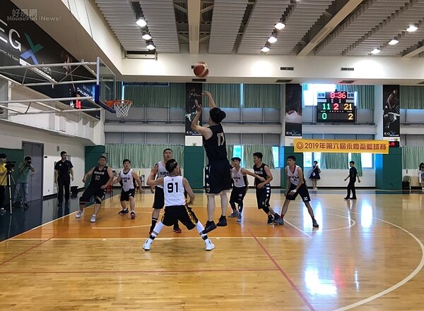 第六屆永慶房屋盃籃球賽冠軍戰,由總部精鷹隊,對決北投溫泉鯊隊。李彥穎攝