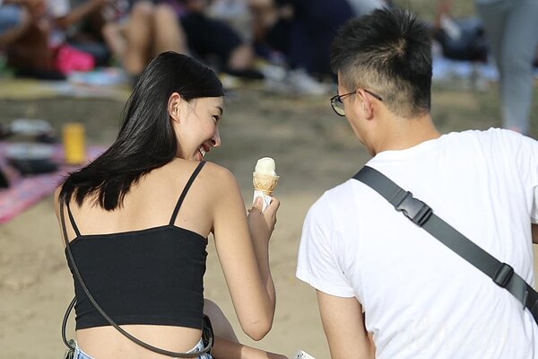 中央氣象局說,今天各地大致為穩定炎熱的天氣,白天氣溫偏高。本報資料照片